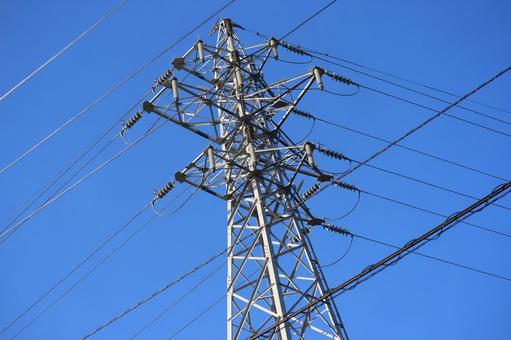 青空と鉄塔と電線を見上げた空の風景 青空,鉄塔,電線の写真素材