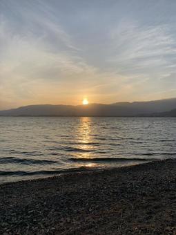 夕暮れ時の湖 夕暮れ時の湖の写真