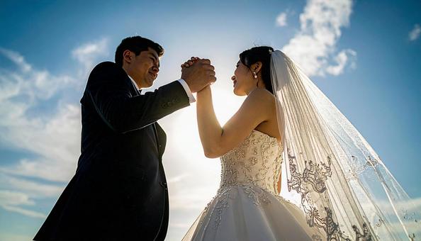 結婚式の日本人の新郎新婦 手を取り合う 結婚式の日本人の新郎新婦 手を取り合うの写真
