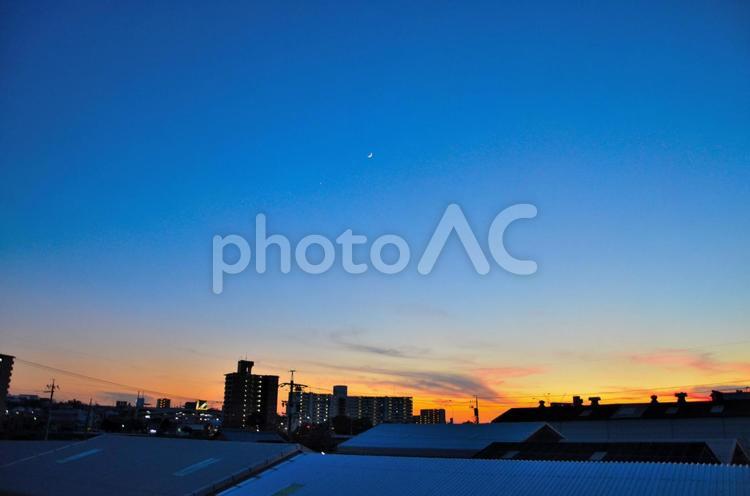 三日月と夕焼け 三日月,空,夕焼けの写真素材