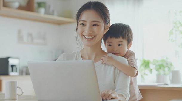 在宅ワークをするママと子供の笑顔の時間 在宅ワークをするママと子供の笑顔の時間の写真