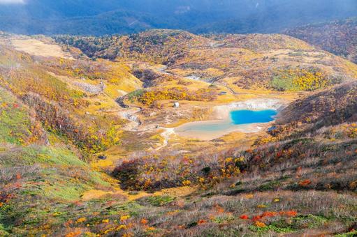 栗駒山 黄金色の山肌と昭和湖 秋田県,栗駒山,栗駒国定公園の写真素材