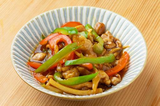 丸い皿に入った青椒肉絲1 丸い皿に入った青椒肉絲1 青椒肉絲,チンジャオロース,チンジャオロースーの写真素材