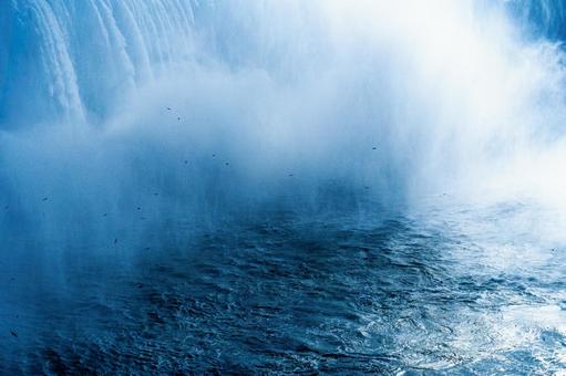 迫力のある滝の水しぶき 迫力のある滝の水しぶきの写真