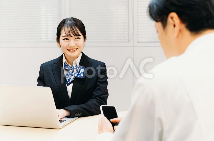 スマホの説明をする女性（携帯ショップ） スマホ,相談,銀行の写真素材
