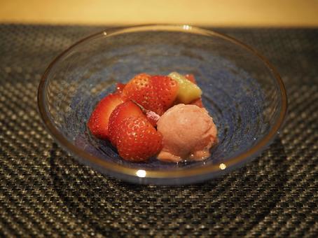 いちごのアイスクリームデザート果肉添え いちごのアイスクリームデザート果肉添えの写真