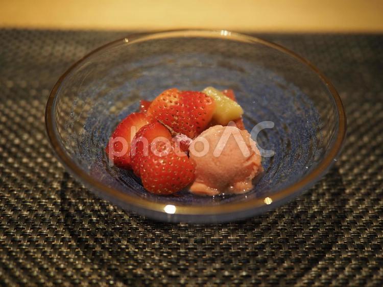 いちごのアイスクリームデザート果肉添え 水菓子,甘味,スイーツの写真素材