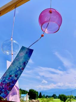 風に揺れる風鈴 風に揺れる風鈴 風鈴,風,夏の写真素材