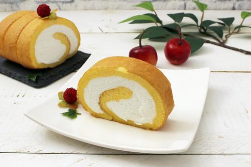 クリームロールケーキの一切れ クリームロールケーキの一切れ ロールケーキ,クリーム,ケーキの写真素材