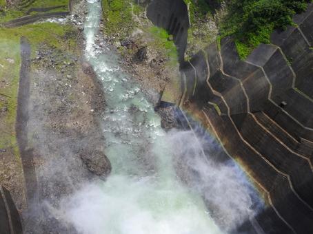 黒部ダムの放水水しぶき 黒部ダムの放水水しぶきの写真
