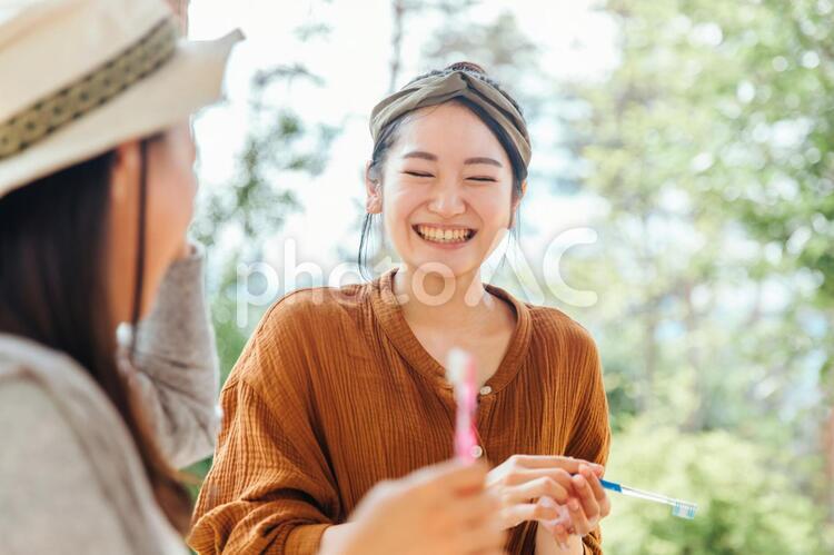 キャンプ場で歯磨きをする女性 キャンプ場,歯磨き,手洗い場の写真素材