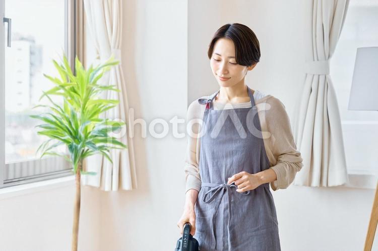 掃除機をかける主婦　部屋　エプロン 主婦,掃除機,掃除の写真素材