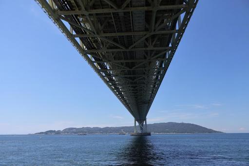 青い海と空と橋と淡路島の見える風景 青い海と空と橋と淡路島の見える風景の写真
