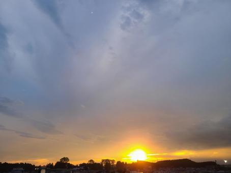 広大な曇り空と美しい夕焼け 広大な曇り空と美しい夕焼け 曇り空,夕焼け,空の写真素材