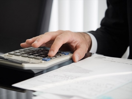 At hand of a professional who calculates with a calculator, JPG At hand of a professional who calculates with a calculator, न्यायिक सूदख़ोर, कैलक्यूलेटर, गणना करना, JPG