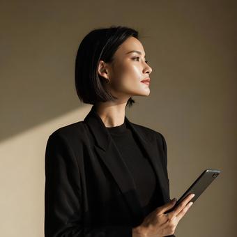 タブレットを操作するビジネスウーマン タブレットを操作するビジネスウーマンの写真