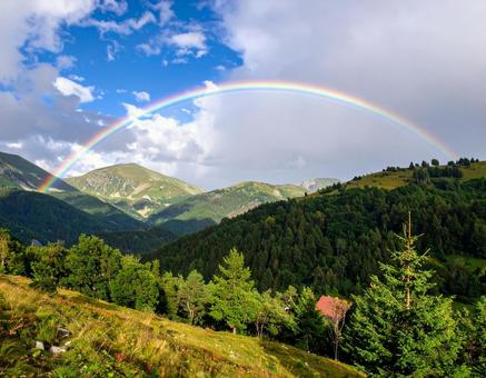 虹がかかる大草原と青空の風景写真 虹がかかる大草原と青空の風景写真の写真