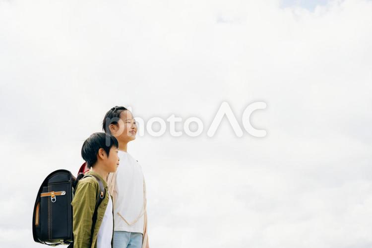 空と小学生（曇り） 小学生,子ども,学校の写真素材