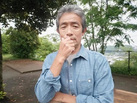 悩むシニア男性 シニア,シニア男性,シニアサラリーマンの写真素材