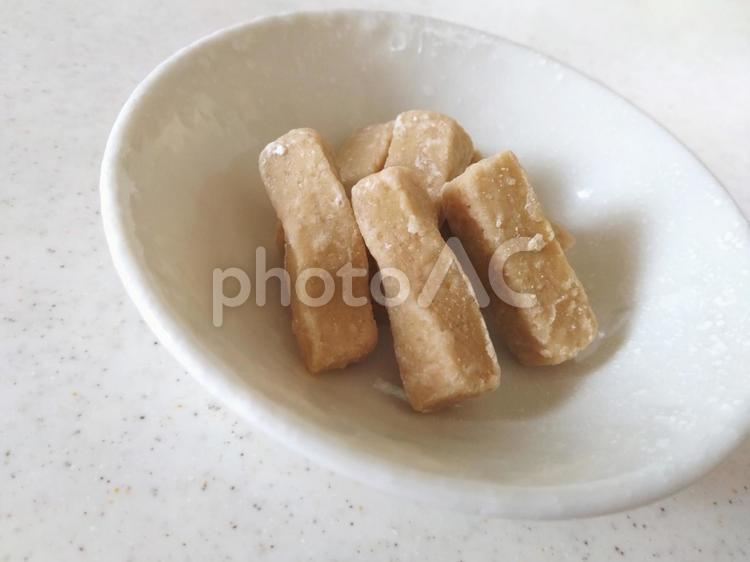 斜めから見たきな粉ねじり 和菓子,きな粉ねじり,皿の写真素材