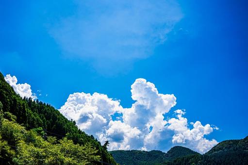 夏の入道雲と青空と森林 夏の入道雲と青空と森林 青空,入道雲,真夏の写真素材