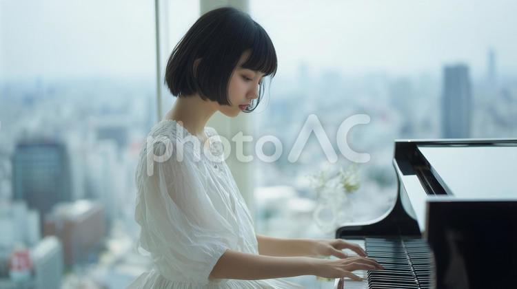 白いドレスを着てピアノを弾く女性 ピアノ,美人,音楽の写真素材
