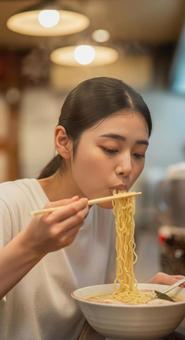 熱々ラーメンを食べる女性の飲食シーン 熱々ラーメンを食べる女性の飲食シーンの写真