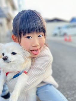 あっかんべーする女の子とチワワの写真
