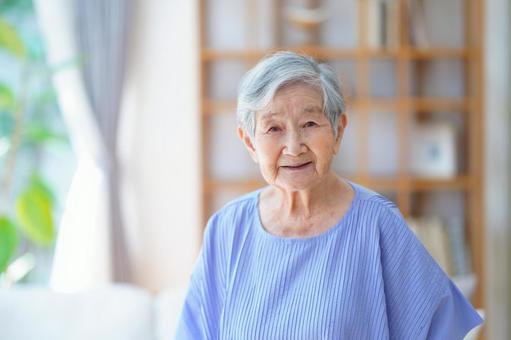 カメラ目線で穏やかな雰囲気の高齢女性 女性,微笑む,笑顔の写真素材