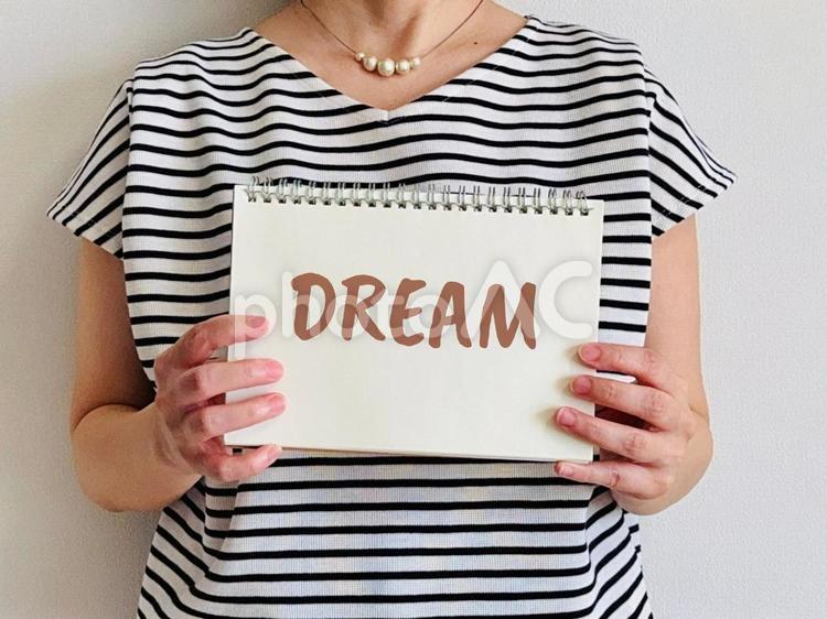 Dream・夢と書かれたノートを持つ女性 夢,ドリーム,目標の写真素材
