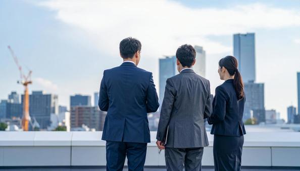 就職・転職 青空に立つスーツ姿の男女 就職・転職 青空に立つスーツ姿の男女の写真