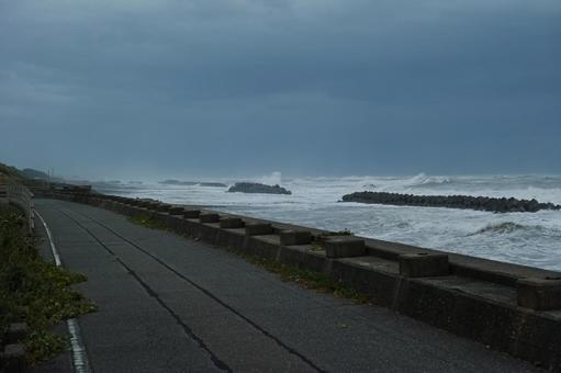 台風で荒れる海 台風で荒れる海 台風,時化,海の写真素材