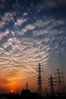 送電線と鉄塔と夕日 送電所,鉄塔,電線の写真素材