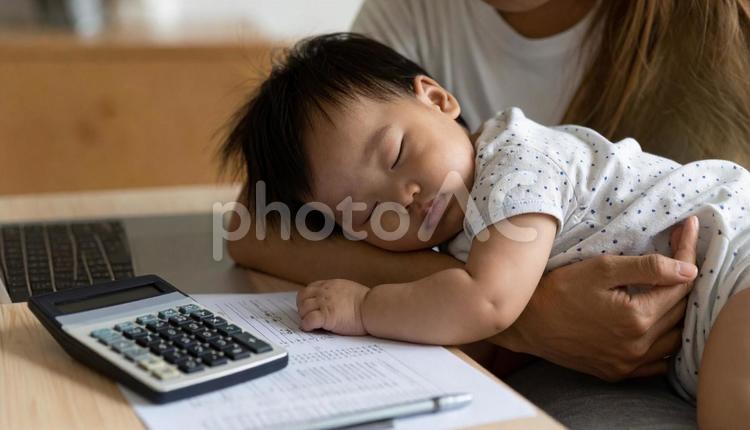教育費　眠る日本人の赤ちゃんと電卓 赤ちゃん,養育費,電卓の写真素材