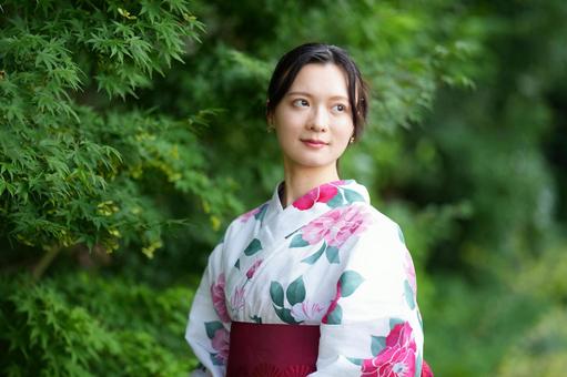 浴衣姿の女性が立って前を見つめる 女性,浴衣,微笑むの写真素材