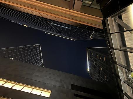 ビル群を見上げる ビル群を見上げるの写真