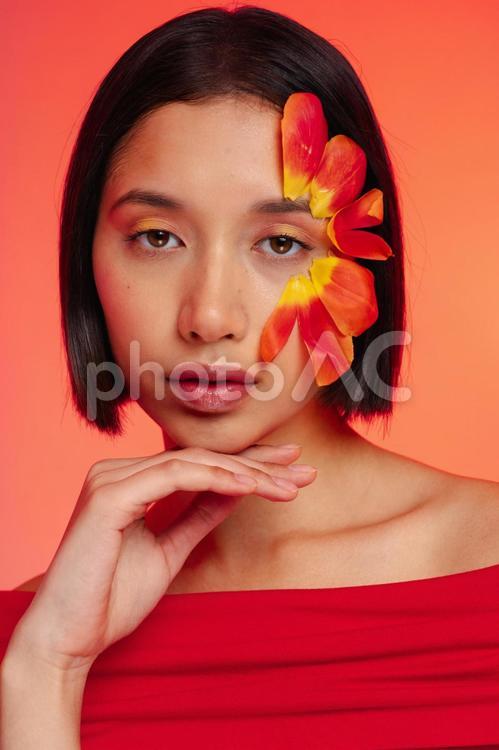 カメラ目線でポーズするフラワーメイクの女性 女性,フラワーメイク,花びらの写真素材