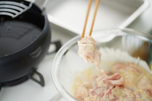 菜箸で掴んだ唐揚げの鶏肉 唐揚げ,揚げる,菜箸の写真素材