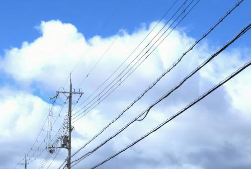 電柱・電線と空　青い空と白い雲 電線,電柱,電気の写真素材