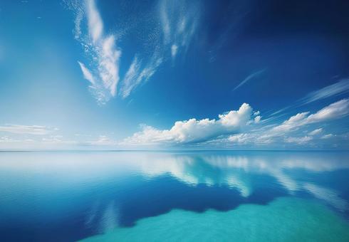 雲が映り込む青い海の写真
