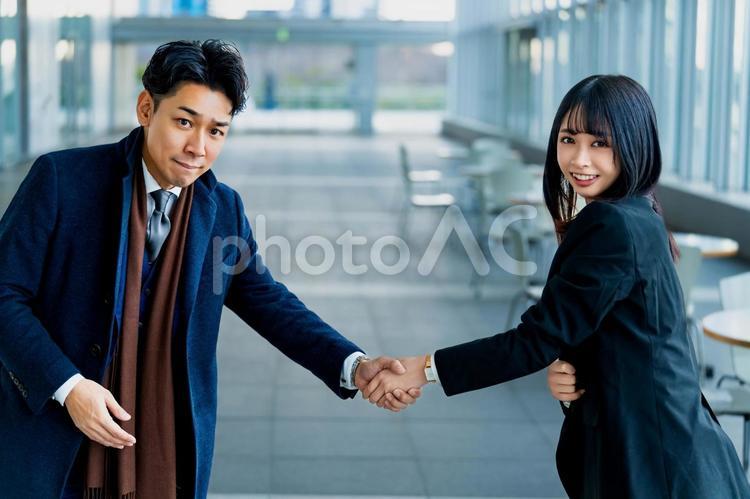 2人で握手をするビジネス系男女 ビジネスウーマン,ビジネスマン,女性の写真素材