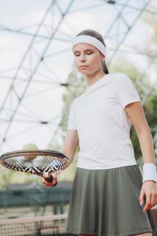 ラケットにボールを乗せる女性 女性,外国人,テニスの写真素材