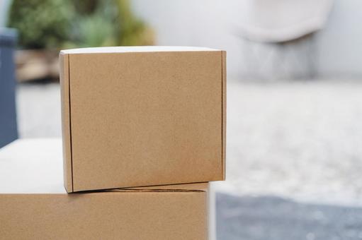 玄関に置かれた段ボール箱の荷配達物 配達,フードデリバリー,デリバリーの写真素材