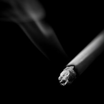 禁煙を促す、タバコの燃焼による灰と煙 禁煙を促す、タバコの燃焼による灰と煙の写真