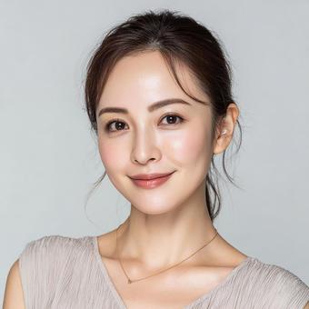 穏やかな笑顔が魅力的な若い女性 穏やかな笑顔が魅力的な若い女性の写真
