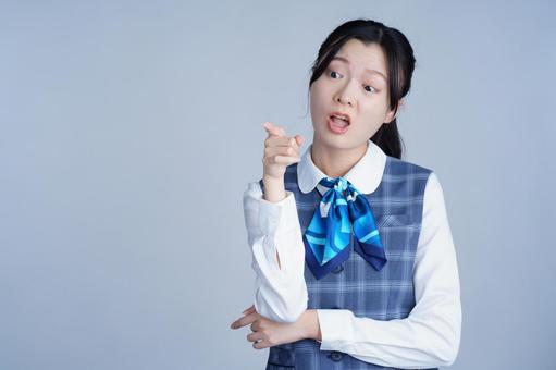 青いリボンの制服の女性が腕を組む 女性,指差し,ポーズの写真素材