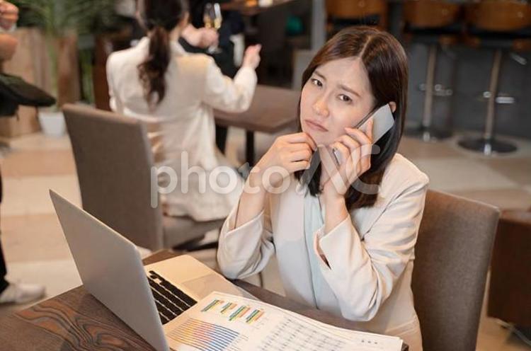 カフェでリモートワークをする女性 ビジネス,ビジネスウーマン,カメラ目線の写真素材