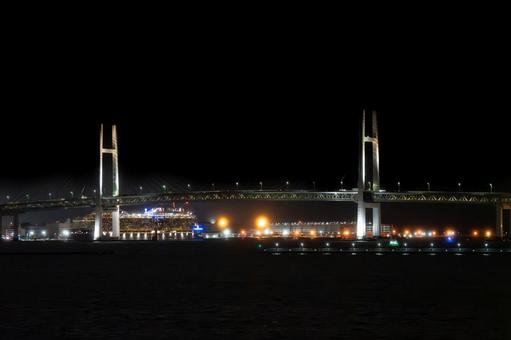 クルーズ船から夜のベイブリッジを望む クルーズ船から夜のベイブリッジを望む 夜景,ベイブリッジ,横浜市の写真素材