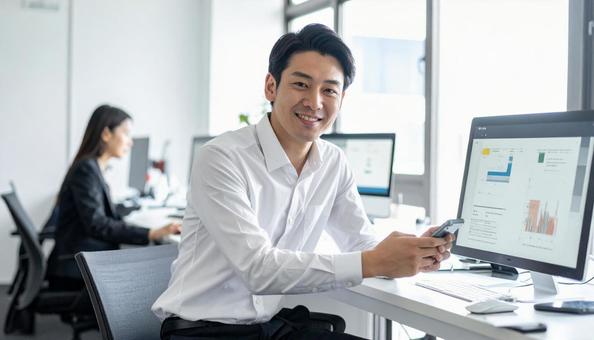 オフィスで働く日本人システムエンジニア オフィスで働く日本人システムエンジニアの写真