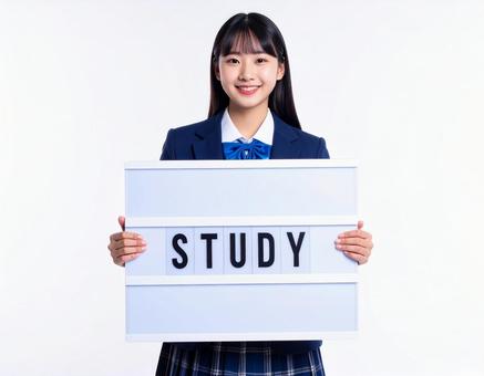 STUDYと書かれたボードをもつ女子生徒 STUDYと書かれたボードをもつ女子生徒の写真